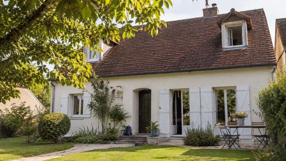 Une maison familiale de Seine-et-Marne avec jardin propre et environnement calme, illustrant un logement à louer près des écoles à Nangis. Cette image accompagne un article consacré aux critères recherchés par les familles sur le marché locatif local.